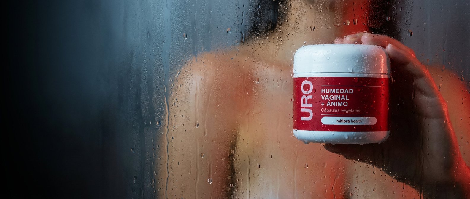Mujer en la ducha sosteniendo URO